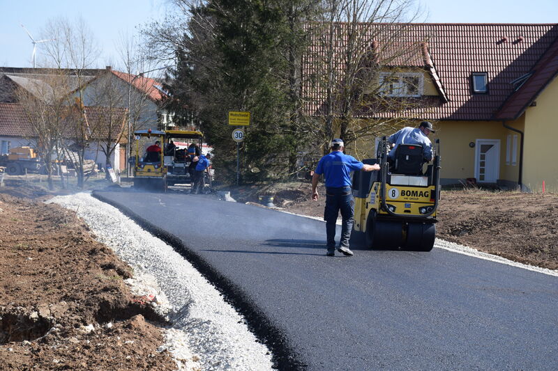 Die Ortszufahrten der Ortsumgehung Modschiedel wurden am Mittwoch asphaltiert. (Foto: Landratsamt Lichtenfels/Heidi Bauer)